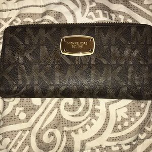 Michael Khors wristlet